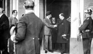 D. Alfonso Xiii Saludando al nuevo alcalde de san Sebastian A su Llegada A esta...