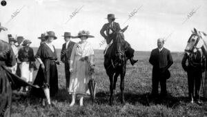 Su Majestad la Reina Victoria Eugenia(x) con la Duquesa de Santoña y el Sr...