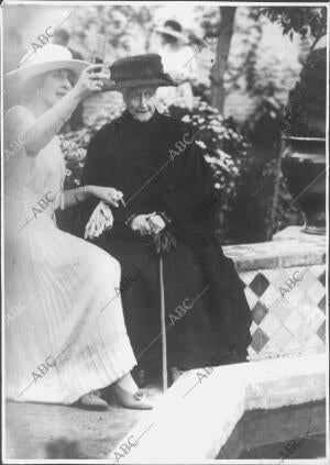 Le Acompaña la Reina victoria Eugenia