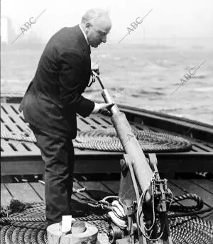 El Inventor, Max Rindkoff, Demostrando la eficacia del cañón que lanza cable...