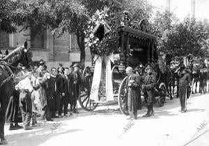 La carroza fúnebre que Conducía los Restos del eximio artista don Francisco...