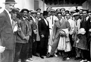 El diestro Rafael Gómez (1) con el capitán inglés Mr. Tryelove (2) y los demás...