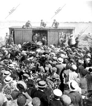 Llegada y descenso del furgón del cadáver del infortunado matador de Toros...