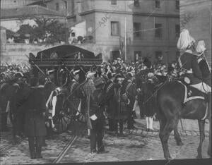 En la imagen el cortejo Fúnebre, que Fue desde el palacio de Liria A la estación...