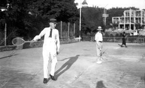 El delegado de Inglaterra en la sociedad de las Naciones, Mr. Balfour (X),...