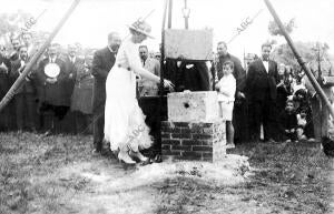 La Reina de la primera piedra del pabellón Infanta Beatriz y fundación Pezuela...