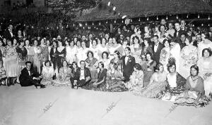 Grupo de Concurrentes A la verbena Celebrada por el casino de Vigo en los...