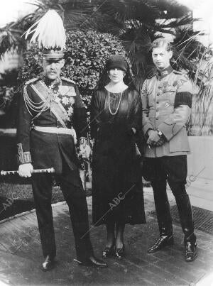 El Rey Constantino con su Hija, la Princesa Elena, y el prometido de Ésta,...