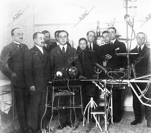 El joven doctor aragonés don José Sanz Beneded (1), con el alcalde de Zaragoza,...