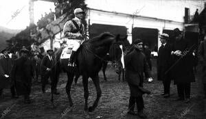 El Caballo "Brabant", del duque de Toledo, ganador del premio de primavera y...