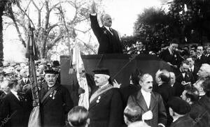 El Conde de Romanones (X) Pronunciando un discurso ante el panteón de los...