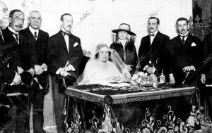 Boda de la Señorita María Luisa Helguero con el notable escritor don Ramón López...