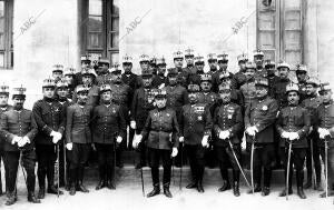 En el cuartel de infantería el general Weyler (X) , con los Jefes y Oficiales...