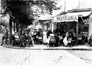 Irún. 01/08/1921. En la pastelería de moda de la ciudad