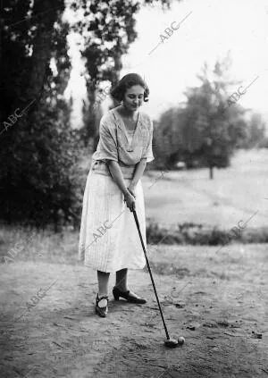 La señorita de Chicherí jugando al "Golf"