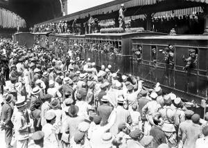 Aspecto de la estación del mediodía al salir ayer el tren que Conducía el...