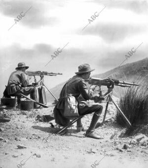 Las Operaciones Recientes Ametralladoras del regimiento del Rey Disparando sobre...
