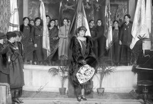 S.M. la Reina Doña Victoria Eugenia (x), en la fiesta celebrada en el domicilio...