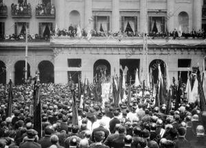 El cardenal Sr. Soldevila (X), con los Prelados y Autoridades, Presenciando...