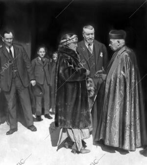 El cardenal Arzobispo, Sr. Soldevilla (1), Recibiendo, A la puerta del templo...