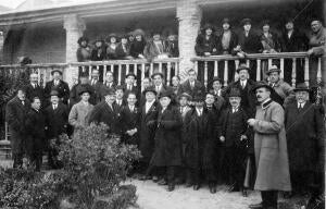 Los Insignes Artistas María Guerrero (1) y Fernando Díaz de Mendoza (2) con el...