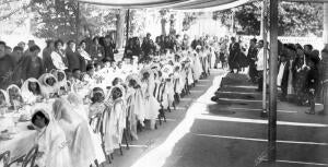 Niños de Primera Comunión, preparados y vestidos por los talleres de Santa Rita,...