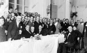 El director del instituto de san Isidro, D. Manuel Zabala (X), con los...