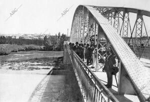 Entrega Oficial, por la jefatura de Ingenieros, del puente que Acaba de...