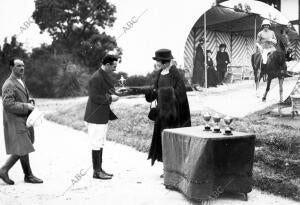 Su majestad la Reina Entregando A los Jugadores las Copas que Regaló para premio...