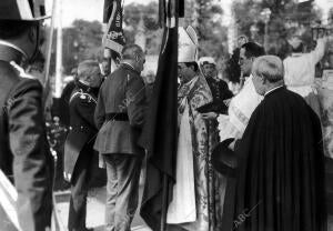 S.A. el infante D. Carlos(1) y el general Zubia (2), con la bandera y...