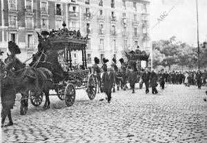La comitiva Fúnebra en la glorieta de santa Bárbara, camino de la Necríopolis