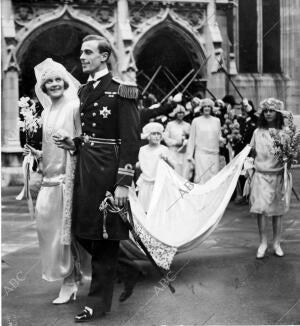 Lord Luis Mountbatten, primo de la Reina de España, y miss Edwina Ashley al...
