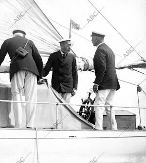 El Rey Jorve V (X) A bordo del Yate "Mavoureen" durante las Regatas de Cowes
