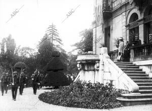 S.M. la Reina, en el palacio de los Condes de Heredia Spínola, Presenciando el...