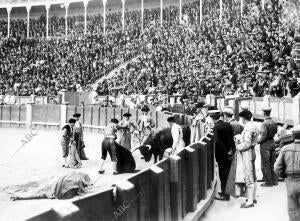 la corrida del domingo Manuel Sagasti, nuevo en esta Plaza, Descabellando A su...