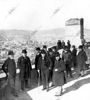 el viaje del ministro del trabajo D. Abilio Calderon (X) en Montjuich, al Fondo,...