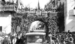 Arcos de Triunfo, desde los Cuales las Señoritas de Elche Tributaron una...