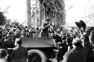 D. Alfonso Xiii, Ovacionado por el Publico al tomar el automóvil para Dirigirse...