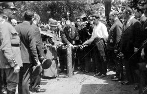 S.M. la Reina doña María Cristina Inaugurando el Certamente Comercial