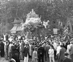 Las Fiestas de Agosto. La cabalgata de la Senyera. Carrozo Titulada "L'Ylla...