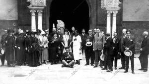 Grupo de Asambleístas Visitando en el alcázar el patio de las Doncellas