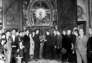 Nicanor Villalta entrega a la Virgen el Día del Pilar de 1923 la Oreja de Oro...