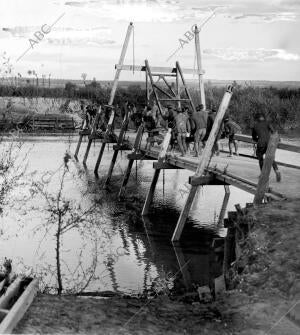 Los Soldados del segundo regimiento de Zaragoza Realizando Prácticas de tendido...