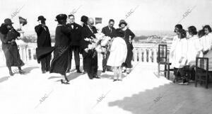 Una niña Obsequia con un ramo de Flores al ilustre escritor durante su visita al...