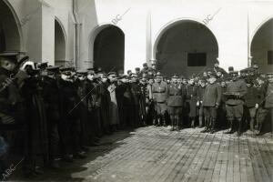 El Capitán D. Emilio Recio Andreu (x) en el acto de serle impuesta la Cruz de...