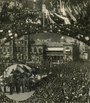 El saludo de las banderas guipuzcoanas a la bandera española