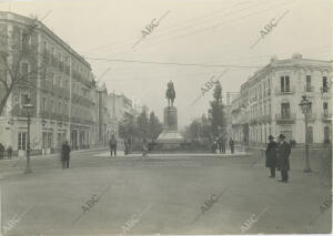 (CA.) La estatua del Gran Capitán en su primer emplazamiento, entre el cruze de...