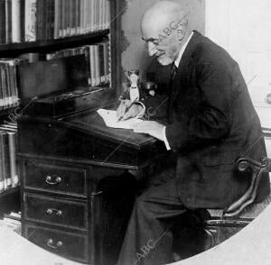 Jacinto Benavente Haciendo lo que más le Gustaba, Escribir