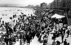 Aspecto de la playa de san Lorenzo en pleno verano en Gijón (Asturias)