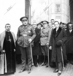 El viaje del presidente el Marques de Estella (X) Rodeado de las Autoridades al...